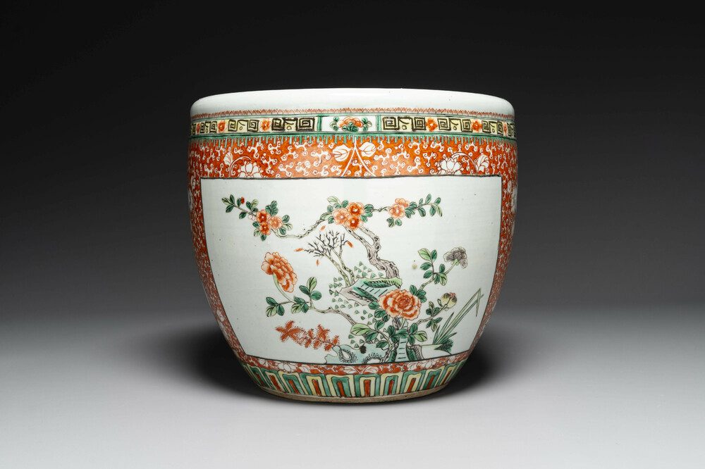 A Chinese famille verte jardiniere, 19th C.