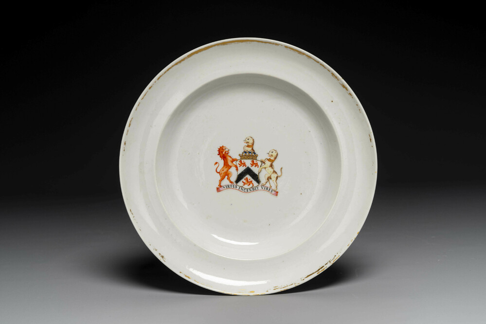 Een Chinees export bord met het wapen van Lord Percy Clinton Sydney Smith, burggraaf van Strangford, Jiaqing