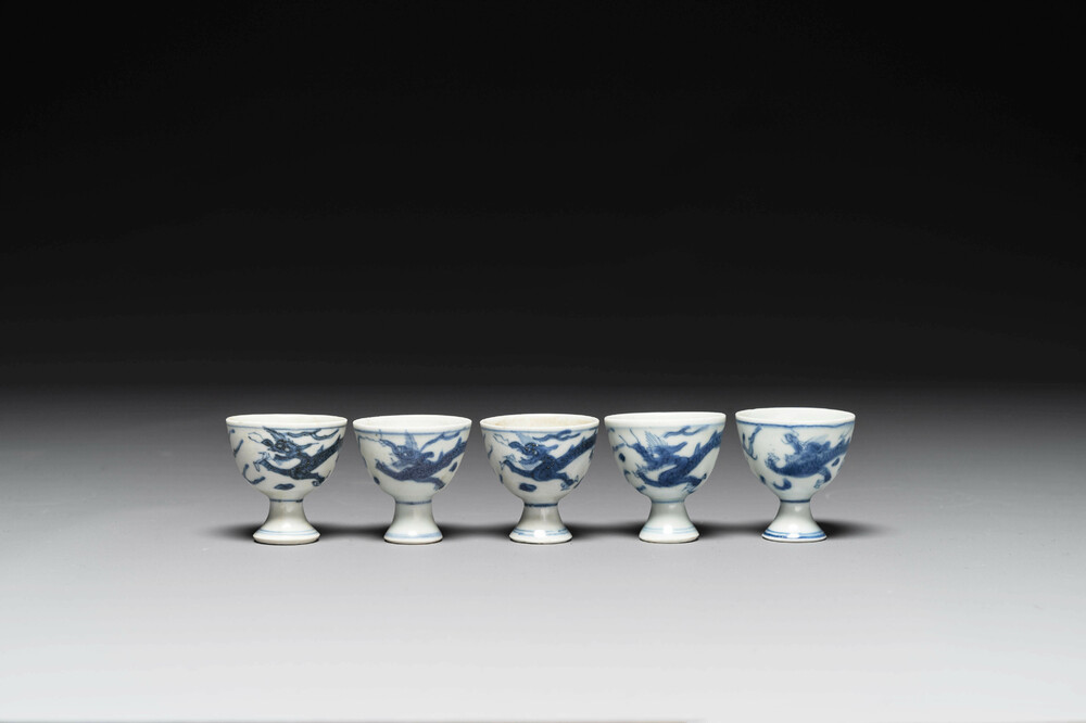 Vijf Chinese blauw-witte stem cups uit het Hatcher scheepswrak, Transitie periode