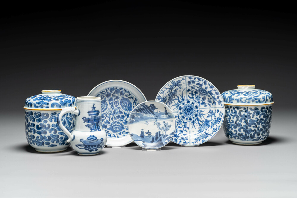 Groupe de six pi&egrave;ces en porcelaine de Chine bleu et blanc, Kangxi