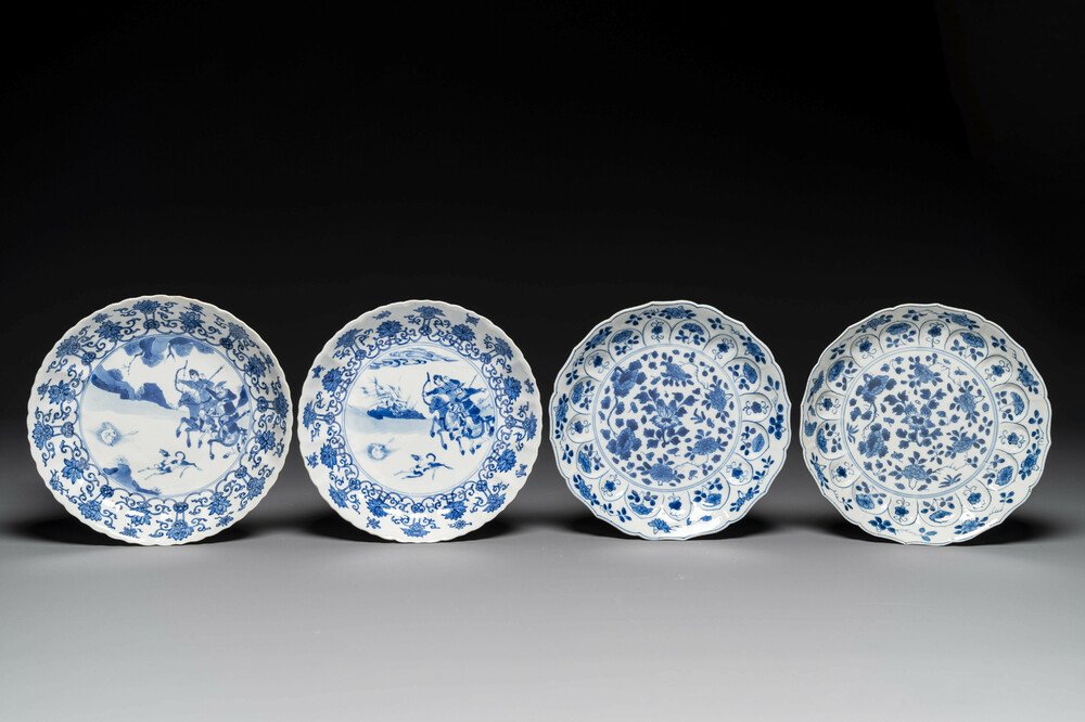 Een paar Chinese blauw-witte borden met Mongoolse jachtsc&egrave;nes en een paar borden met floraal decor, Chenghua en Kangxi merk, Kangxi