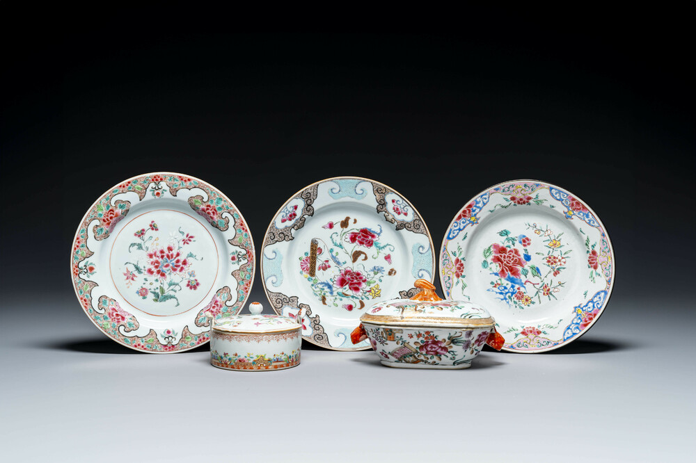Drie Chinese famille rose borden, een botervloot en een dekselterrine, Qianlong