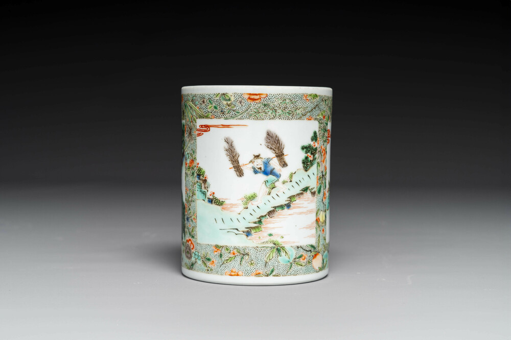 Een Chinese famille verte penselenpot met figuratief decor, 19e eeuw