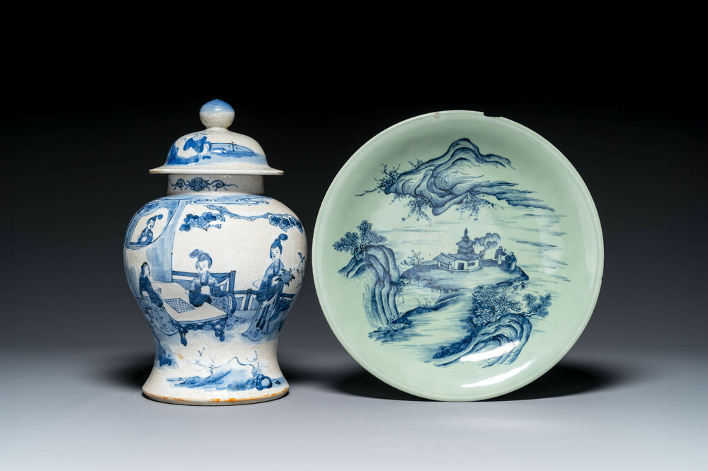 Un vase couvert en porcelaine de Chine en bleu et blanc et un plat &agrave; fond c&eacute;ladon, marque de Chenghua, 19&egrave;me