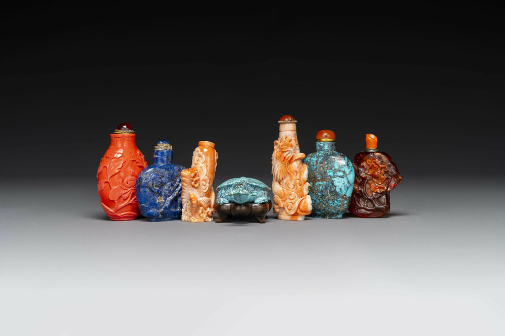 Zeven gevarieerde Chinese snuifflessen in edelsteen, bloedkoraal, glas en barnsteen, 19e eeuw