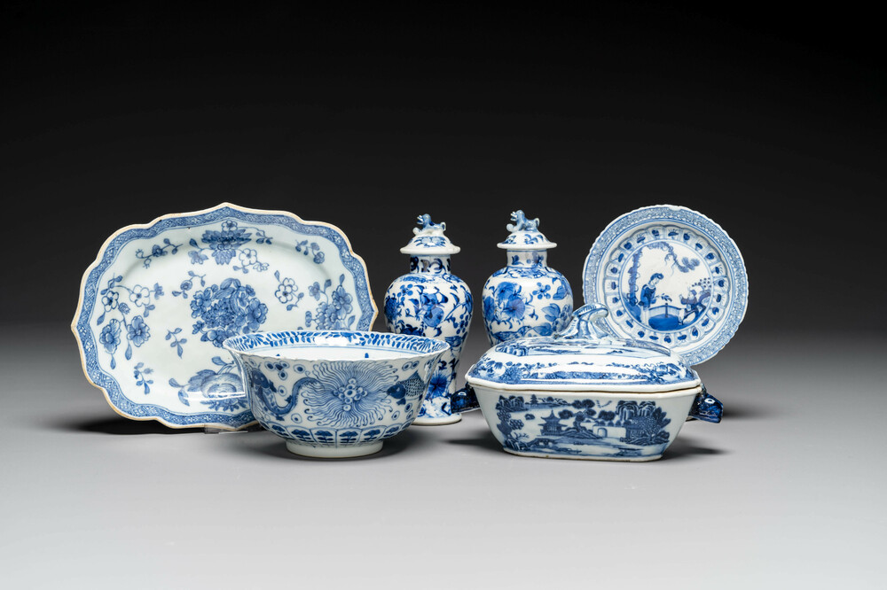 Groupe de six pi&egrave;ces en porcelaine de Chine bleu et blanc, 18/19&egrave;me