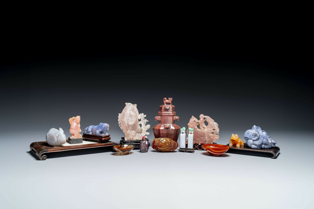 Groupe de sculptures en lapis-lazuli, quartz rose et autres pierres pr&eacute;cieuses, Chine, 19/20&egrave;me