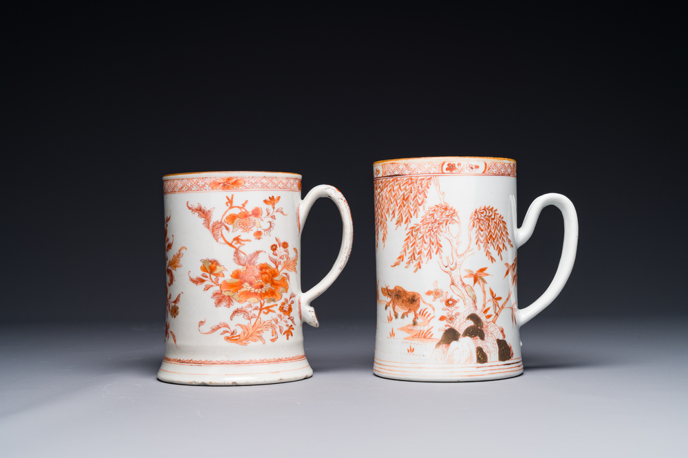 Deux chopes en porcelaine de Chine en rouge de fer et dor&eacute;, Yongzheng/Qianlong