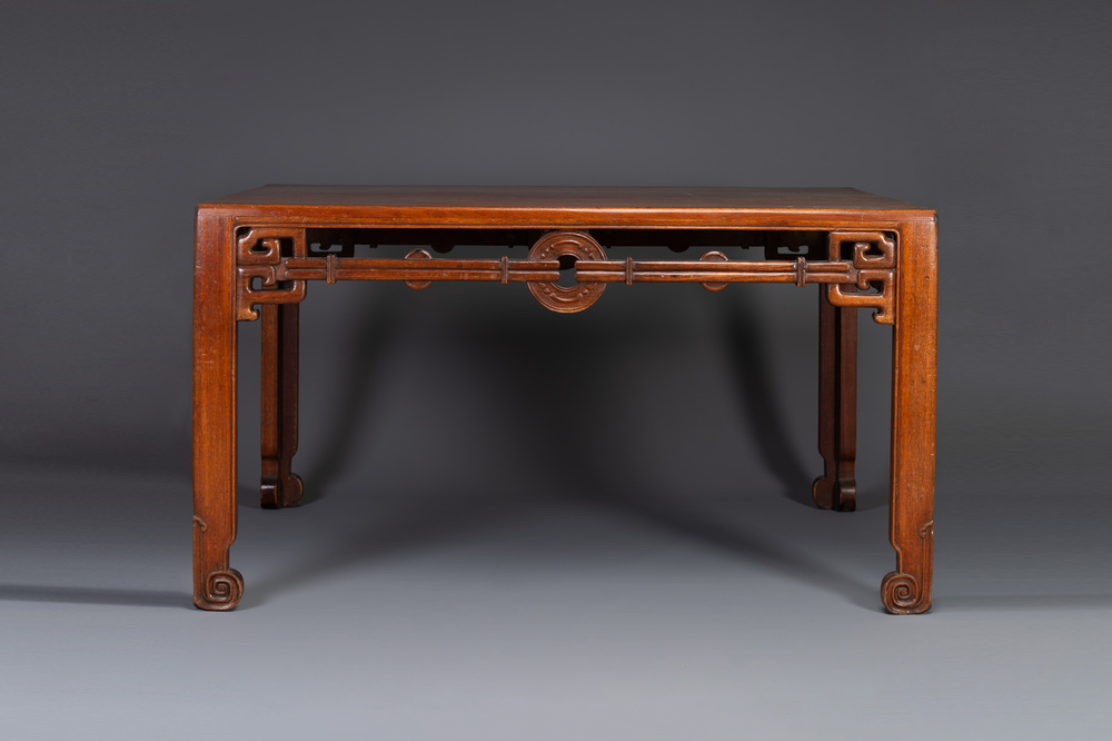 Een grote rechthoekige Chinese huanghuali houten tafel, 19/20e eeuw