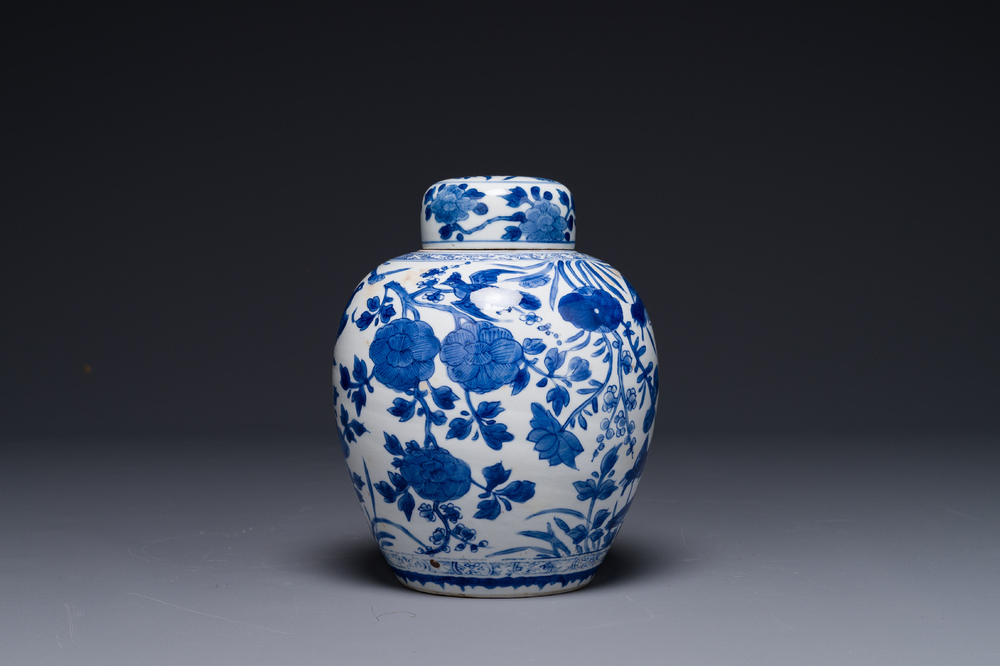Pot couvert en porcelaine de Chine en bleu et blanc &agrave; d&eacute;cor floral, Kangxi