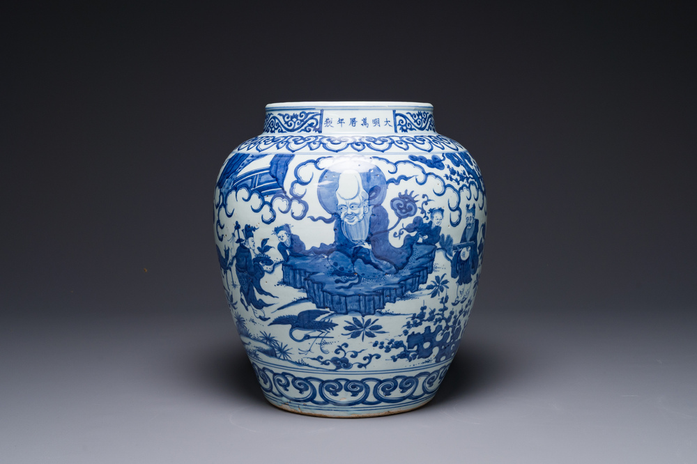 Een Chinese blauw-witte pot met 'Ba Xian Zhu Shou 八仙祝壽', Wanli merk en mogelijk periode