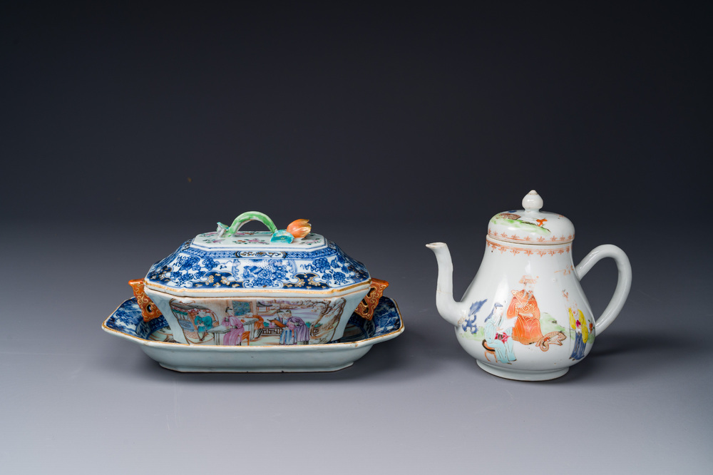 Une soupi&egrave;re couverte sur son support en porcelaine de Chine famille rose &agrave; d&eacute;cor mandarin et une th&eacute;i&egrave;re couverte, Qianlong