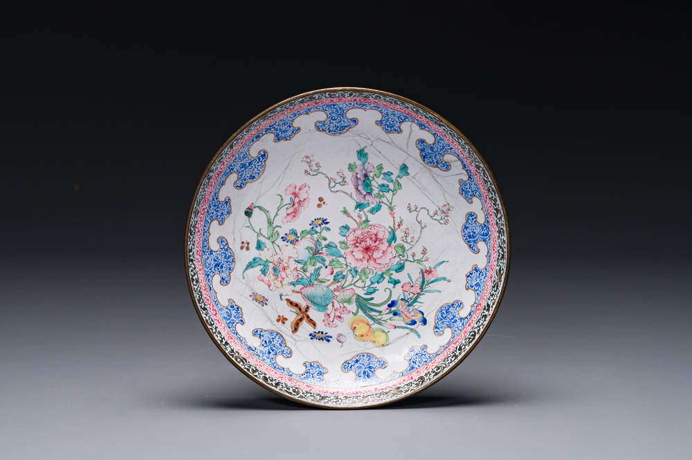 Assiette en &eacute;maux de Canton &agrave; d&eacute;cor floral, Chine, Yongzheng