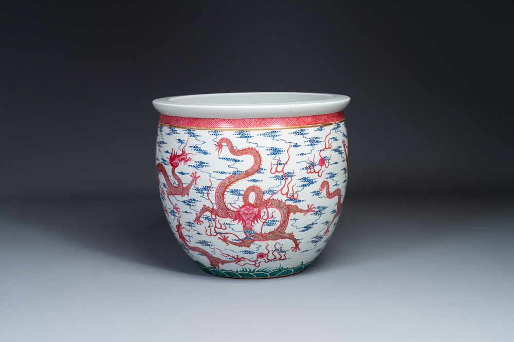 Grand aquarium en porcelaine de Chine en &eacute;maux bleu et rose &agrave; d&eacute;cor de dragons, 19/20&egrave;me