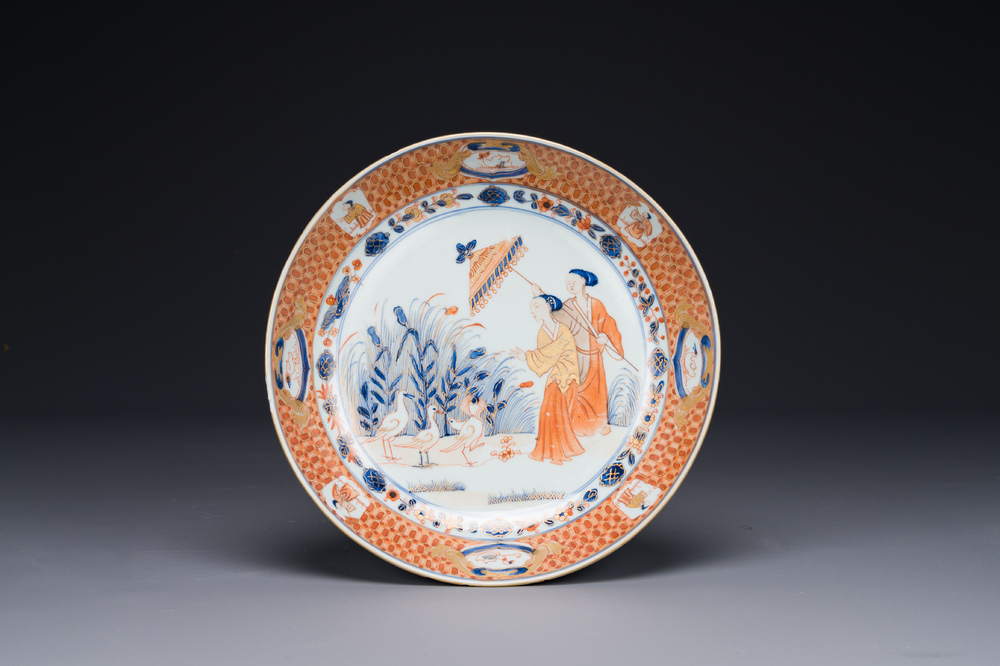 Assiette en porcelaine de Chine de style Imari &agrave; d&eacute;cor des 'Dames au parasol', Qianlong