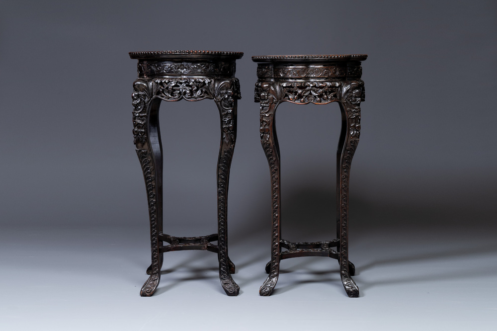 Paire de grands socles en bois sculpt&eacute;s aux plateaux en marbre, Chine, 19&egrave;me