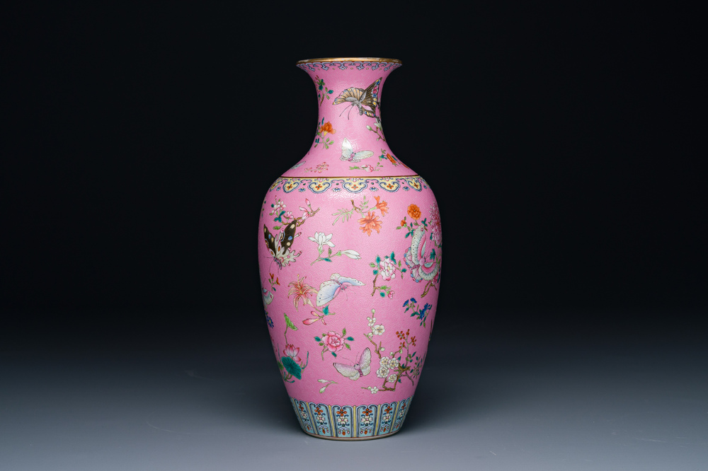 Een Chinese famille rose vaas met vlinders op roze sgraffito fond, Qianlong merk en mogelijk periode