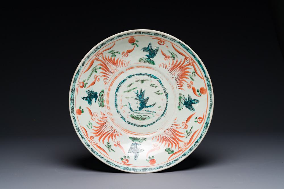 Een Chinese Swatow wucai schotel met springende karpers, Ming