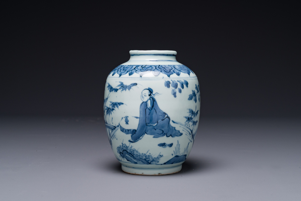 Een Chinese blauw-witte vaas met een geleerde, Ming