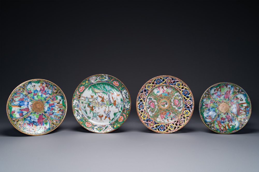 Une paire d'assiettes en porcelaine de Chine en bleu et blanc surd&eacute;cor&eacute; en Canton, une assiette aux gar&ccedil;ons jouant et une assiette ajour&eacute;e, 19&egrave;me