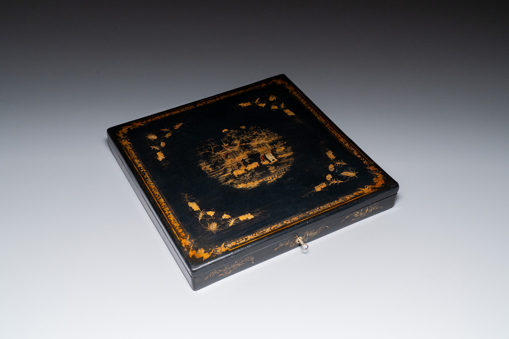 Rare coffret de pr&eacute;sentation en laque noire et dor&eacute;e, Canton, Chine, 19&egrave;me