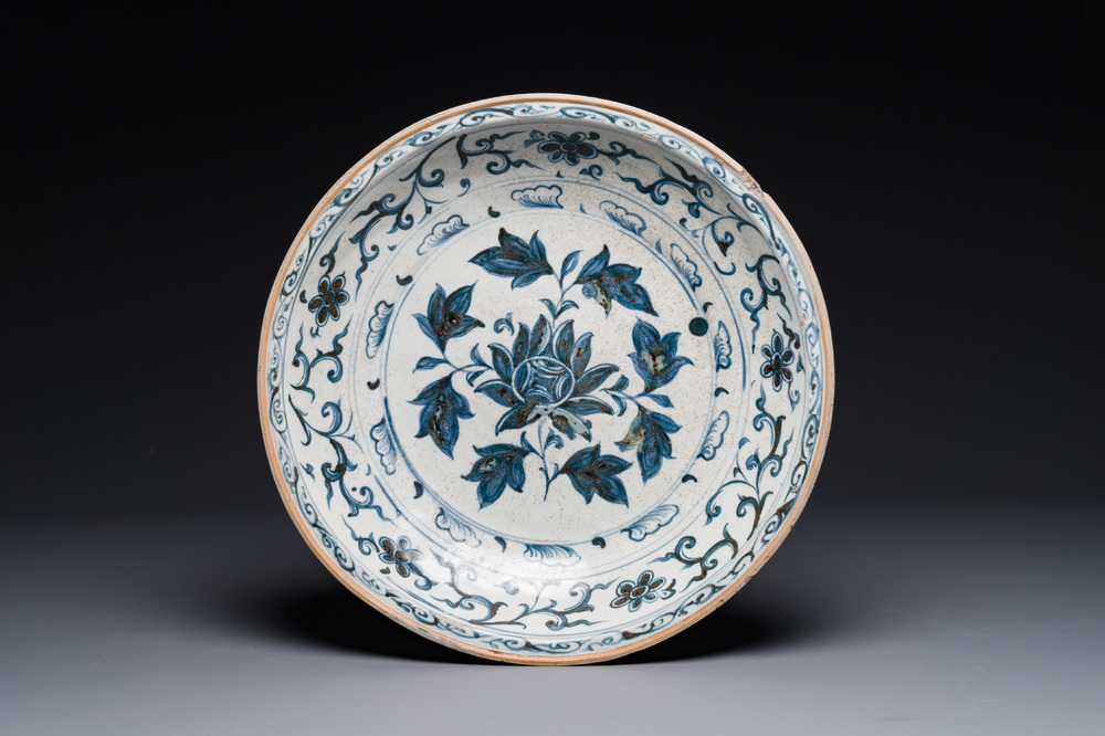 A Vietnamese or Annamese blue and white 'floral' dish, 15/16th C.
