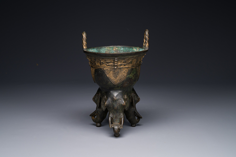 Een Chinees archa&iuml;stisch bronzen ritueel voedselvat in westerse Zhou-stijl, 'yan', Ming
