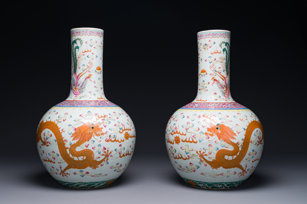 Paire de vases de forme bouteille en porcelaine de Chine famille rose &agrave; d&eacute;cor de dragons, Tongzhi/Guangxu