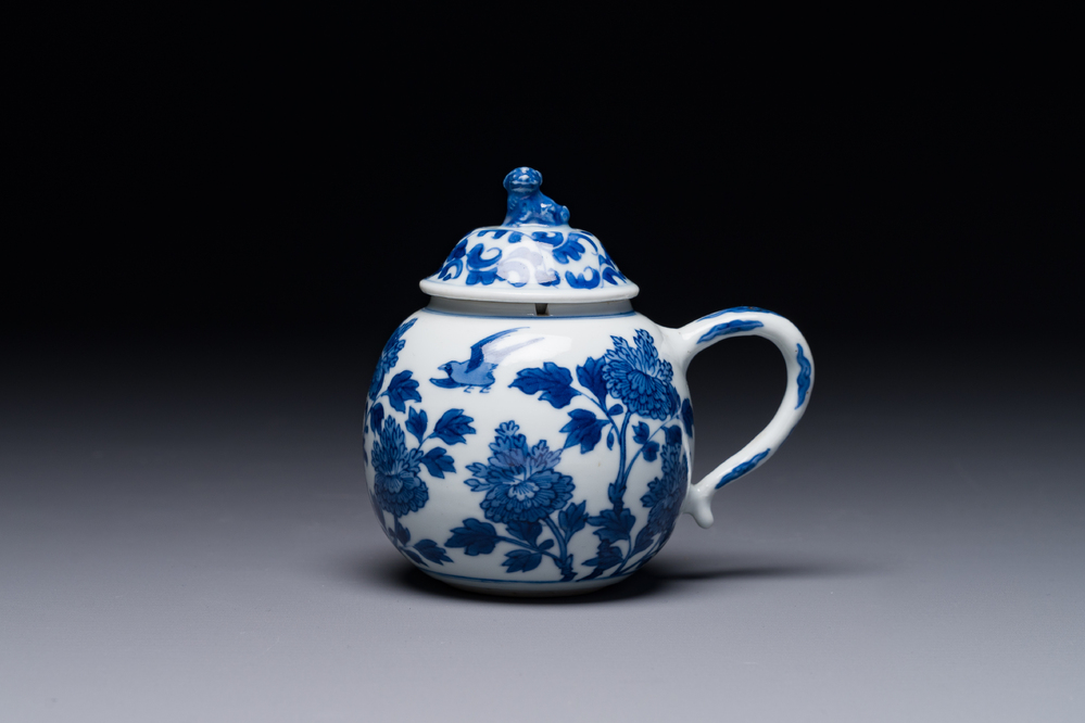 Een Chinese blauw-witte mosterdpot met floraal decor, Kangxi