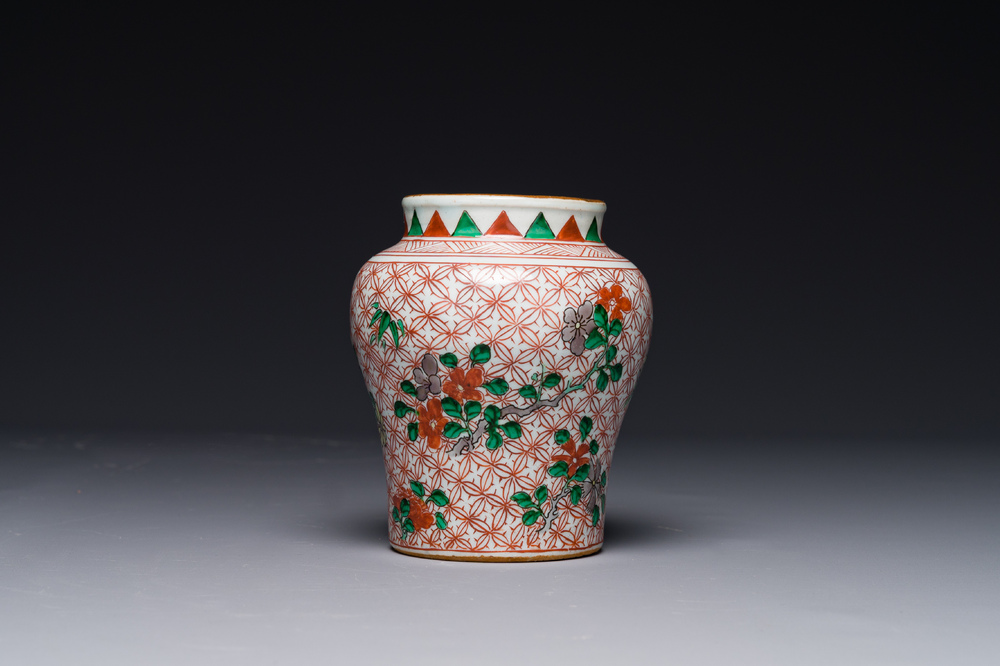 Een kleine Chinese wucai pot met floraal decor, Transitie periode