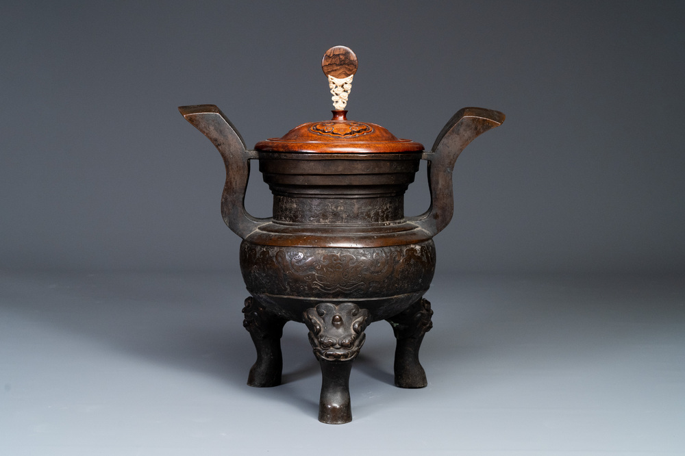 Important br&ucirc;le-parfum tripod en bronze &agrave; d&eacute;cor de taotie au couvercle en bois, Chine, Ming