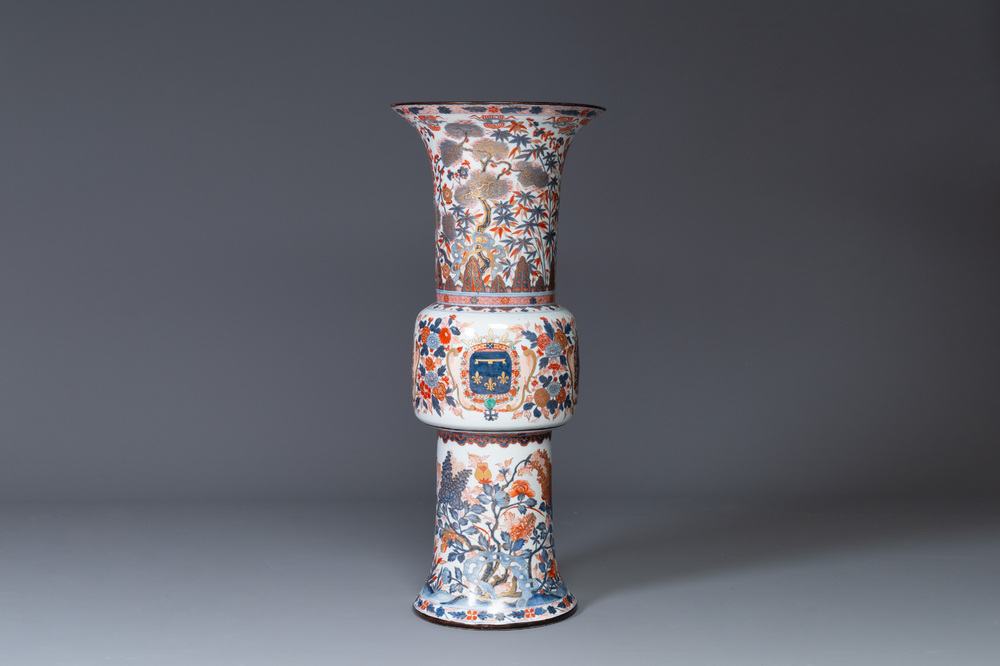 Een monumentale 'gu' vaas in Imari-stijl met het wapen van de hertog van Orl&eacute;ans, Samson, Frankrijk, 19e eeuw
