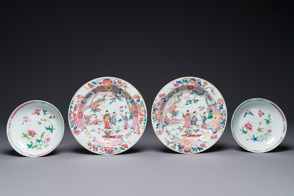 Een paar Chinese famille rose 'Xi Xiang Ji' borden en een paar florale borden, Yongzheng