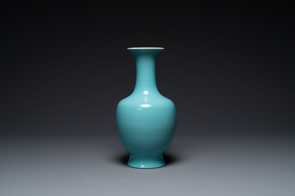 Vase en porcelaine de Chine en turquoise monochrome, marque et &eacute;poque de Qianlong