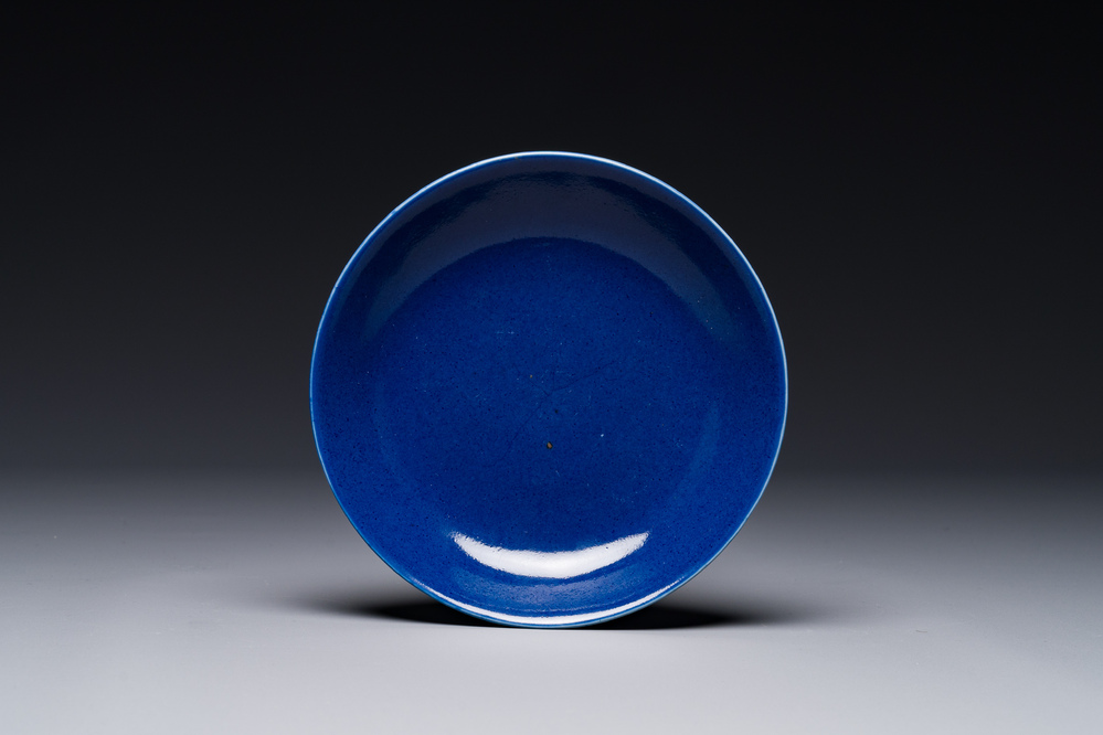 Een Chinees monochroom poederblauw bord, Guangxu merk en periode