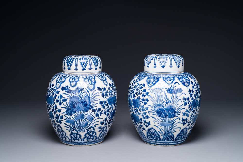 A pair of Chinese blue and white ginger jars and covers with floral design, Kangxi
