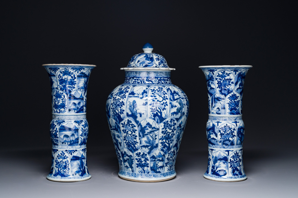 Garniture de trois vases en porcelaine de Chine en bleu et blanc &agrave; d&eacute;cor floral et de paysage, Kangxi