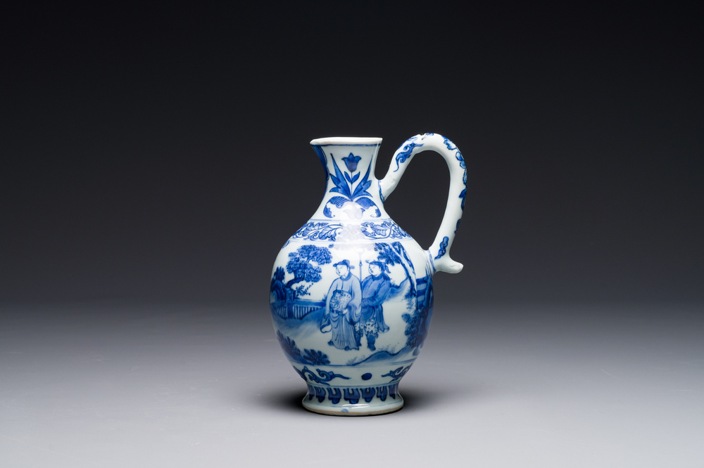 Verseuse en porcelaine de Chine en bleu et blanc &agrave; d&eacute;cor de figures dans un paysage, &eacute;poque Transition