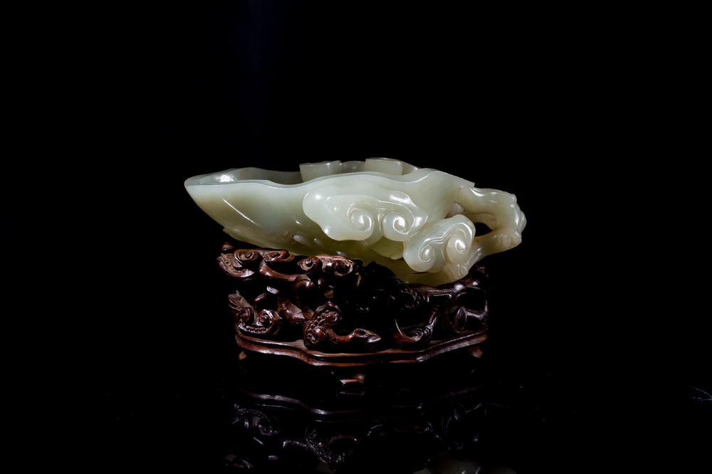 Lave-pinceaux en jade c&eacute;ladon sur socle en bois, Chine, 19/20&egrave;me