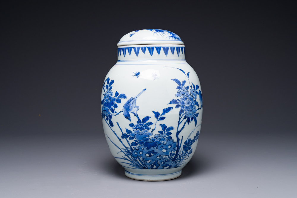 Pot couvert en porcelaine de Chine en bleu et blanc &agrave; d&eacute;cor d'oiseaux parmi des branches fleuries, p&eacute;riode Transition