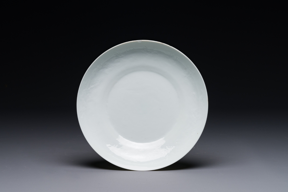 Assiette en porcelaine de Chine en blanc monochrome &agrave; d&eacute;cor de dragon incis&eacute;, 18&egrave;me