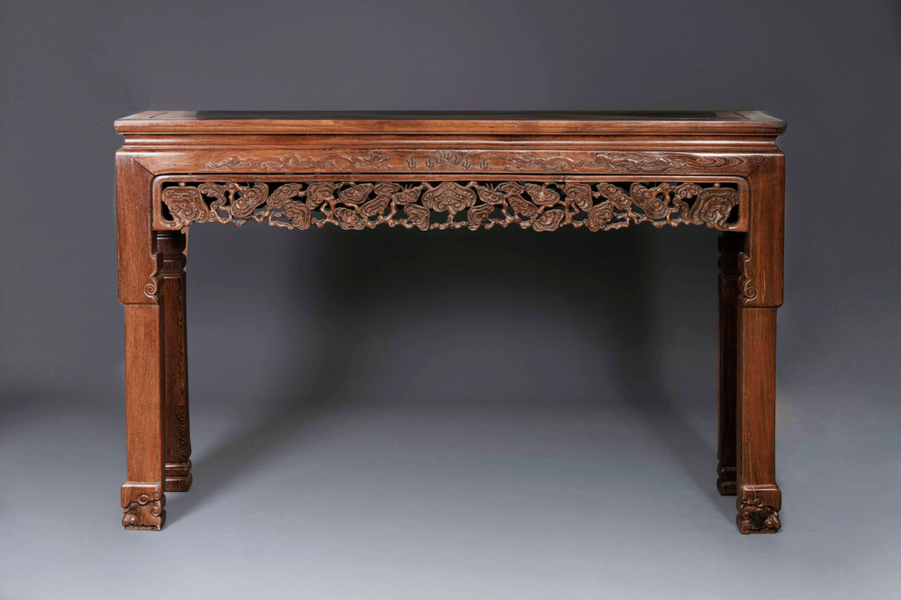 Grande console de type 'tiaoan' en bois de jichimu sculpt&eacute; &agrave; d&eacute;cor de lingzhi et chilong, Chine, 19/20&egrave;me