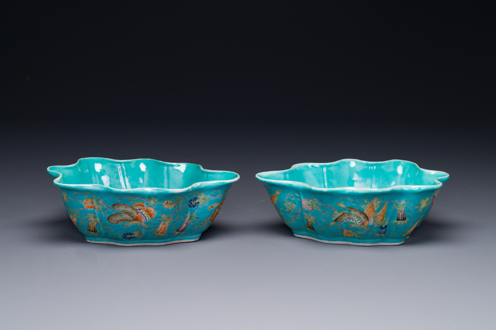 Een paar Chinese famille rose bladvormige kommen met vlinders op turquoise fondkleur, Jiaqing merk en periode