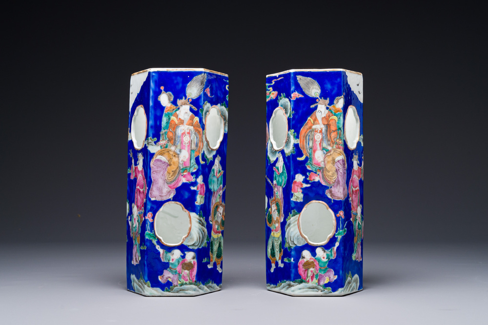 Paire de rares porte-chapeaux en porcelaine de Chine famille rose sur fond bleu &agrave; d&eacute;cor de 'huit immortels', marque et &eacute;poque de Tongzhi