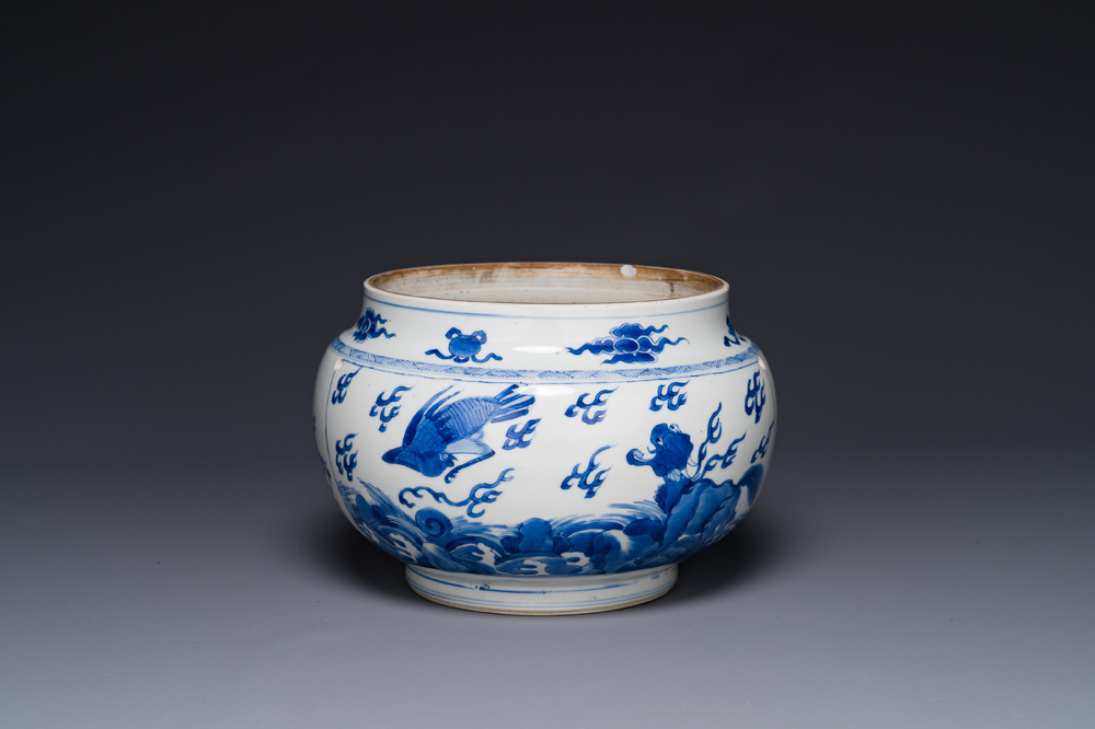 Een Chinese blauw-witte kom met mythische dieren, Kangxi
