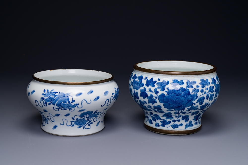 Twee Chinese blauw-witte 'Bleu de Hue' potten voor de Vietnamese markt, 19e eeuw