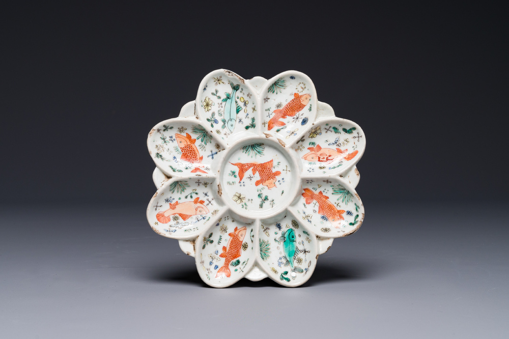 Rare assiette &agrave; mendiants en porcelaine de Chine wucai &agrave; d&eacute;cor de poisson, Kangxi