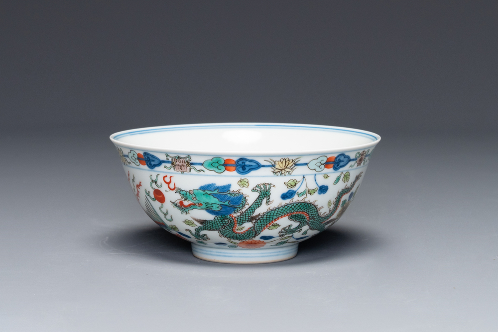 Bol en porcelaine de Chine wucai &agrave; d&eacute;cor de dragons et ph&eacute;nix, marque et &eacute;poque de Daoguang