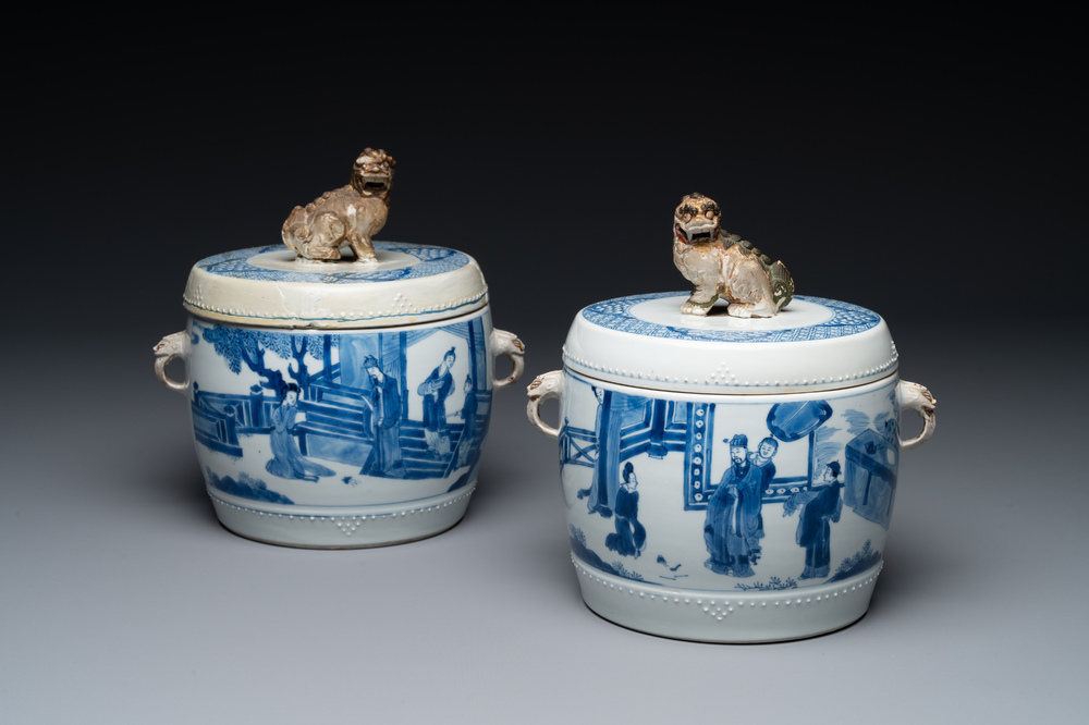 Paire de pots couverts en forme de tambour en porcelaine de Chine en bleu et blanc, marque de Jiajing, Kangxi