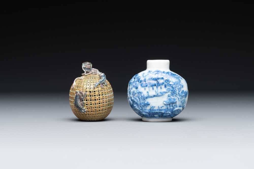 Een Chinese blauw-witte snuiffles en een famille rose opengewerkte bal, 19e eeuw